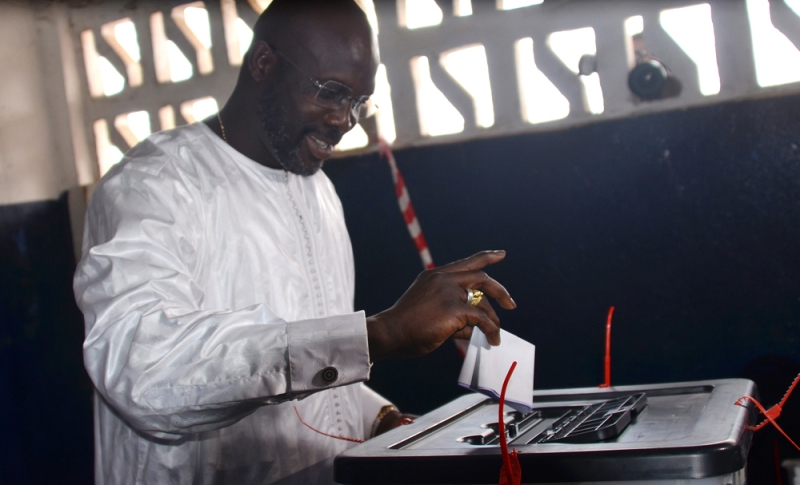 نجم كرة القدم الليبيري السابق جورج ويا يدلي بصوته في الانتخابات الرئاسية (أ ف ب) 