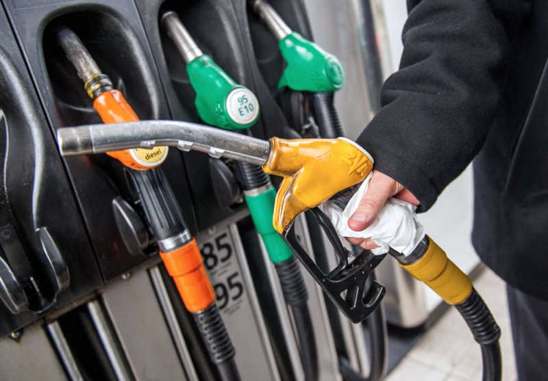 النفط يتراجع بعد زيادة كبيرة في مخزونات البنزين في الولايات المتحدة
