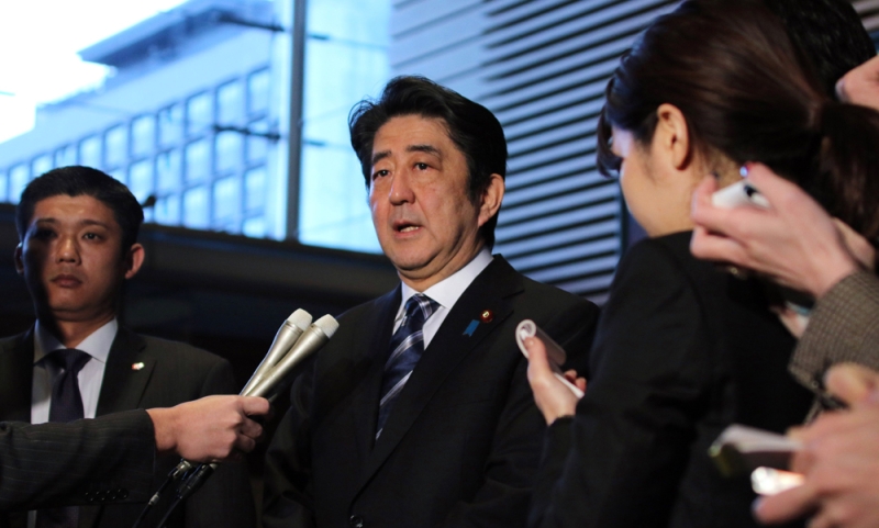 رئيس الوزراء الياباني متحدثا للصحفيين 