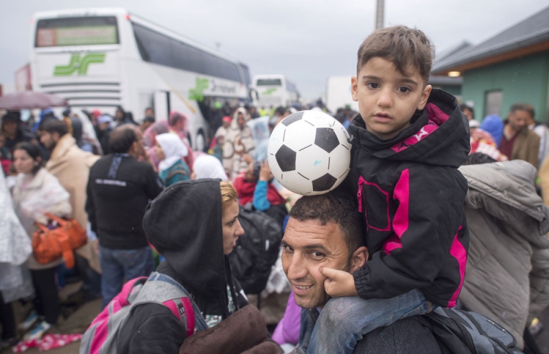 عدد اللاجئين الذين وصلوا من المجر إلى النمسا بلغ 3000 لاجئ (أ ف ب) 