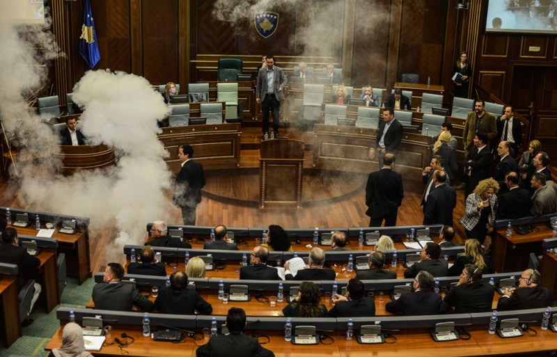 نائب يلقي قنبلة دخان في برلمان كوسوفو احتجاجا على اتفاق مع صربيا
