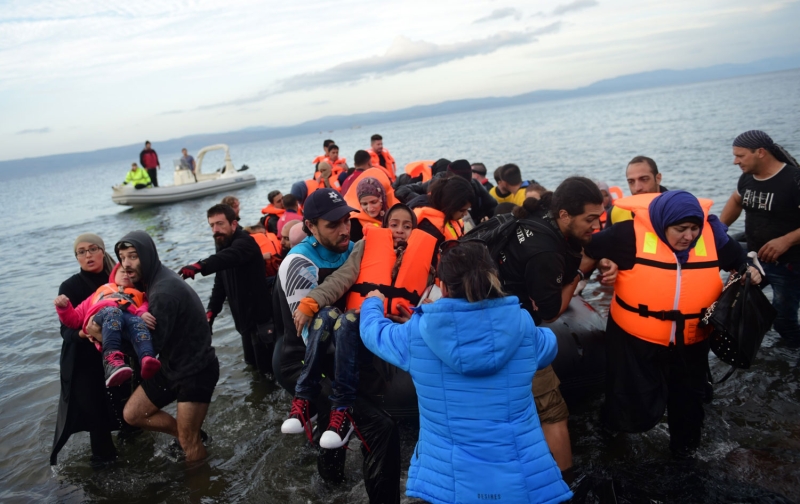 لاجئين يصلون لجزيرة ليسبوس اليونانية اليوم (أ ف ب) 