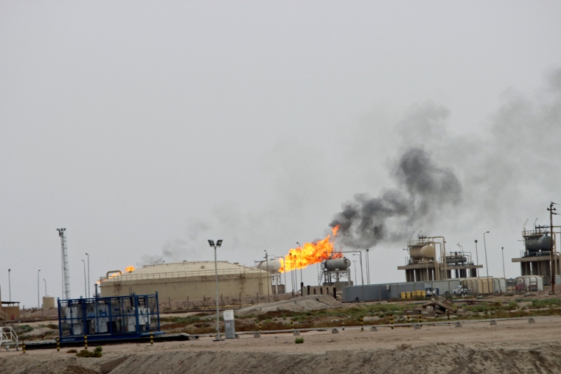 النفط يقلص خسائره بعدما زيادة أقل من التقديرات للمخزونات الأمريكية 