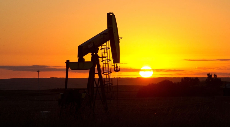 النفط يسجل أعلى مستوى منذ بداية العام بعد تراجع المخزونات الأمريكية
