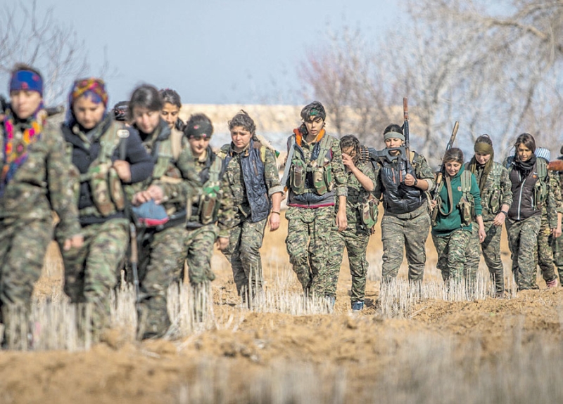 مقاتلات من وحدات الحماية الكردية خلال مهمة عسكرية في بلدة رأس العين شمال سوريا 
