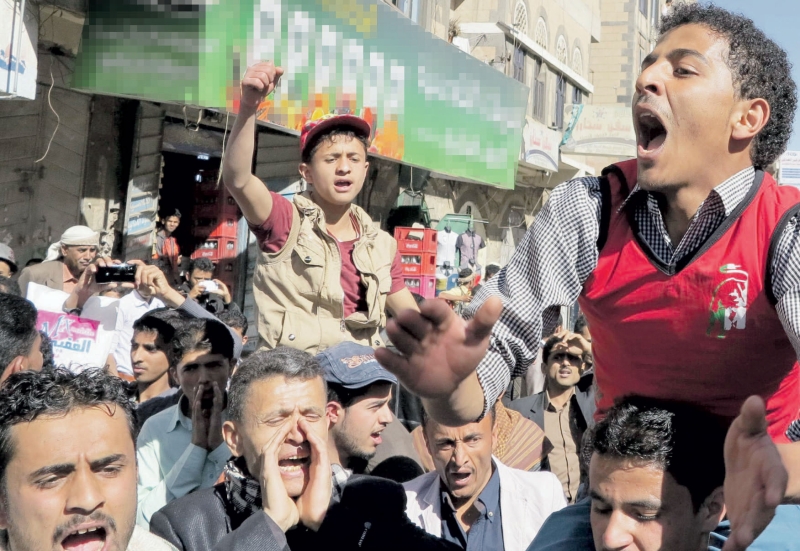 متظاهرون ضد الانقلاب وسيطرة الميليشيات الحوثية في العاصمة صنعاء	