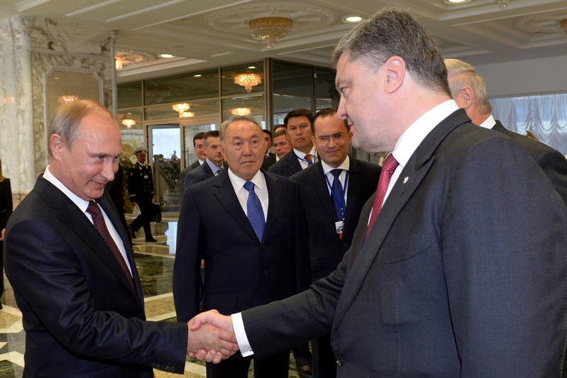من لقاء بوتن و بوروشنكو الثلاثاء الماضي في مينسك (أ ف ب) 