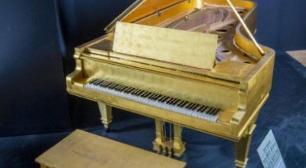 بيع بيانو «بريسلي» بنصف مليون دولار
