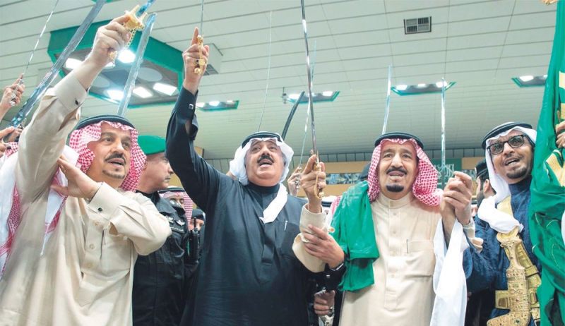  الملك يؤدي العرضة مع أمير الرياض ووزير الحرس الوطني

