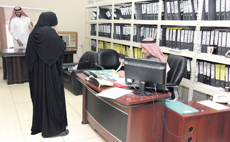 بلاغات يومية ضد عاملات غير نظاميات بمكتب المتابعة الاجتماعية (تصوير: حسن الدبيس) 