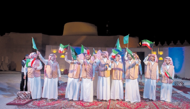 رفع الأعلام السعودية والكويتية خلال الاحتفالات (اليوم)