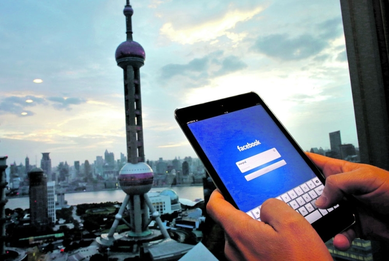 
صيني يحاول الدخول إلى صفحة فيسبوك بالمنطقة المالية في شنغهاي