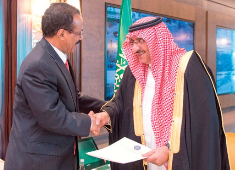 الأمير محمد بن نايف يتسلم الرسالة أمس 