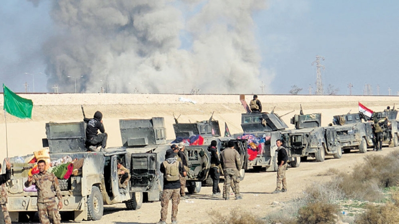  قوات عراقية قرب عربات مدرعة في حي أراميل في الرمادي