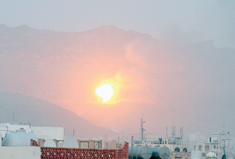  النيران تتصاعد من جبل نقم بعد ضربة جوية استهدفت أسلحة مخزنة في جوفه أمس الأول 