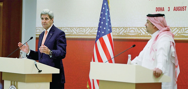 وزير الخارجية الأمريكي جون كيري مع نظيره القطري خلال المؤتمر الصحفي بالدوحة أمس