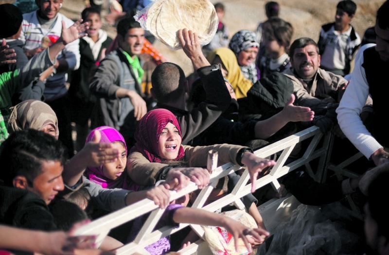 تدافع من نازحي قرى وأحياء الموصل طلبا للغذاء بمعسكر «الخازر»
