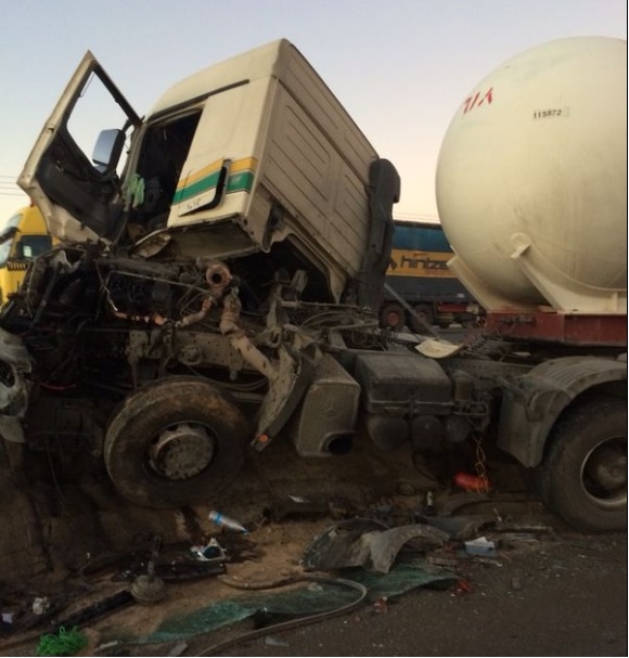 حادث مروي يتسبب في انقلاب شاحنة غاز في مركز ظلم
