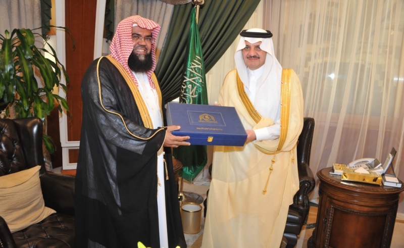 الأمير سعود بن نايف يستقبل لجنة العمل الخيري بفرع مؤسسة الراجحي الخيرية بالشرقية
