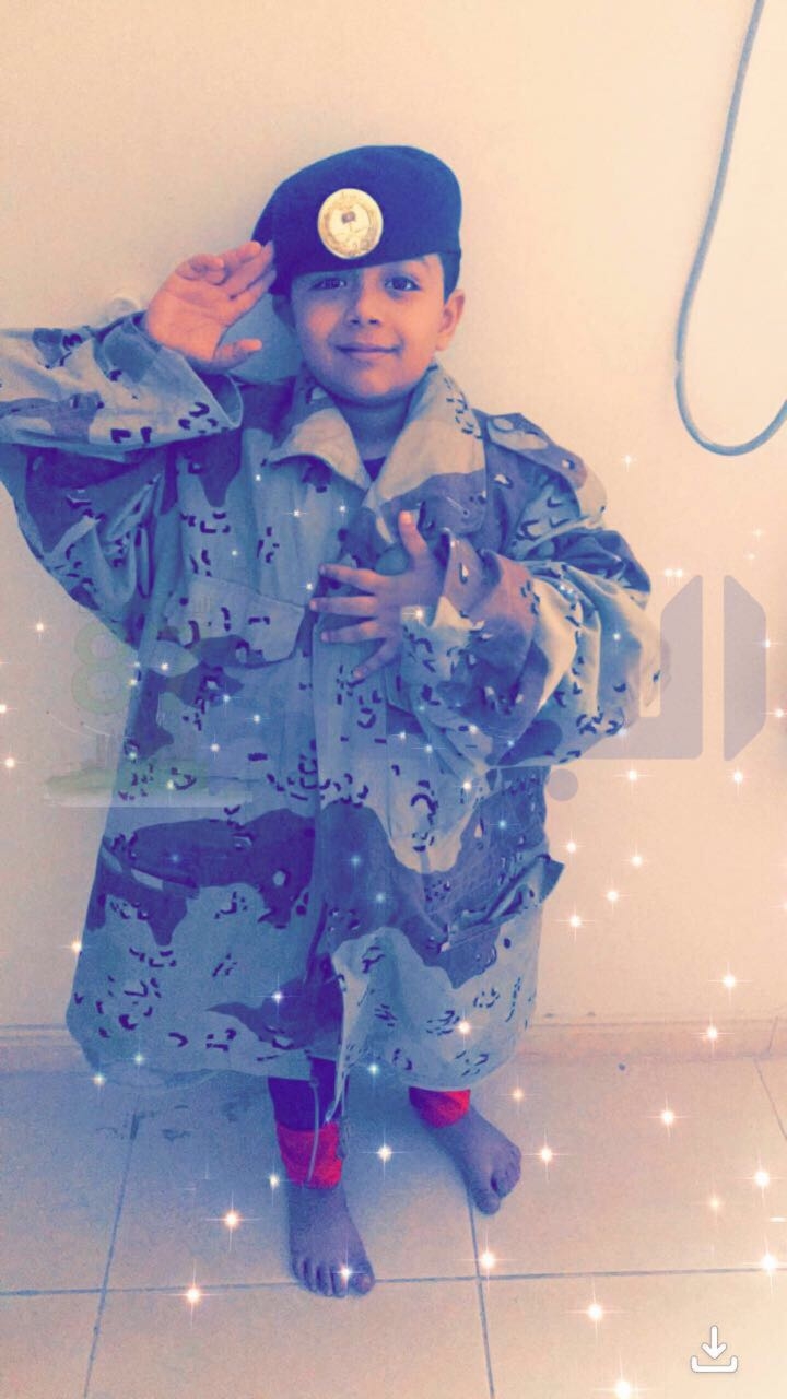 طفل يرتدى ملابس والده العسكرية احتفاء باليوم الوطنى
