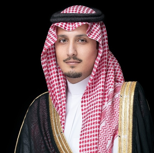 الأمير أحمد بن فهد يعزي عمدة جزيرة تاروت

