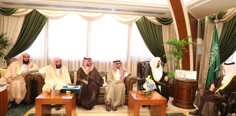 الأمير سعود بن نايف يستقبل عميد كلية الشريعة والدراسات الإسلامية ووكلاء الكلية
