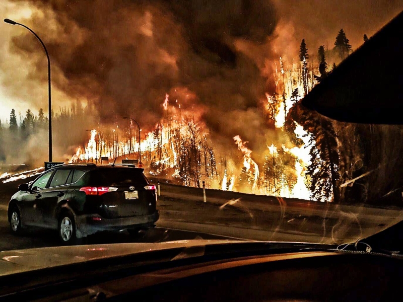 حريق غابات في مدينة كندية يجبر 88 ألفا على الفرار
