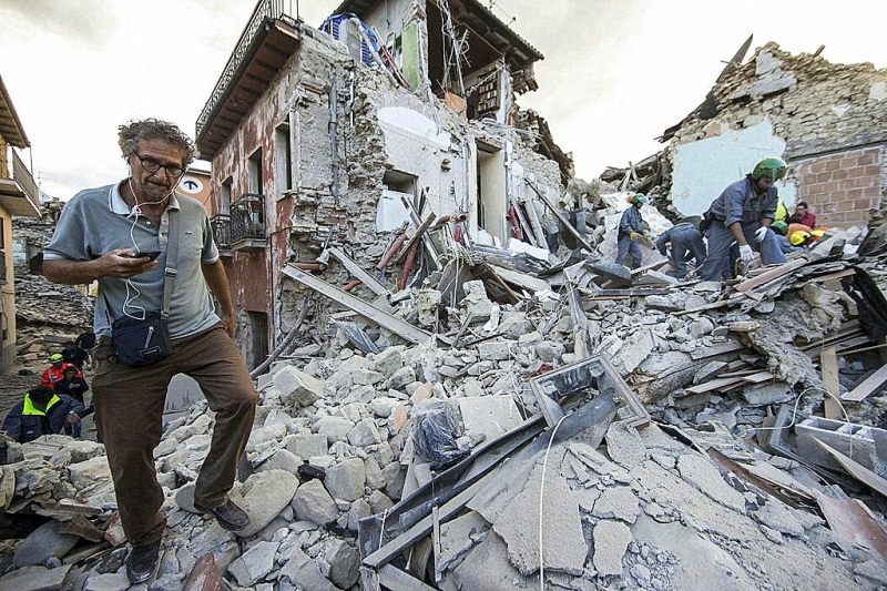 زلزال يهدم مباني في وسط إيطاليا ومخاوف من مقتل 10 على الأقل

