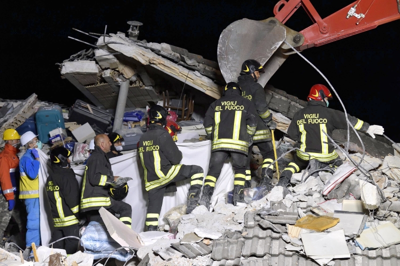 247 قتيلا حصيلة ضحايا زلزال ايطاليا واستمرار عمليات البحث عن ناجين
