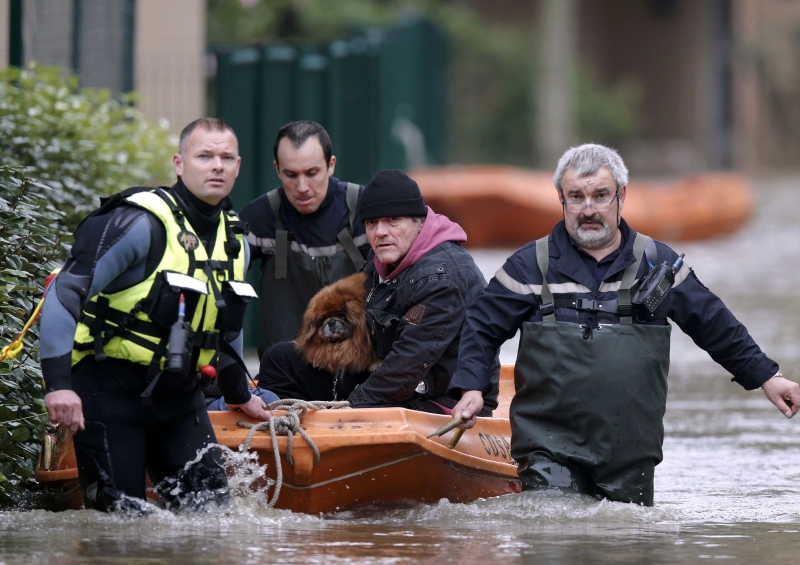 الفيضانات تقتل امرأة في منطقة باريس ونهر السن يواصل فيضانه
