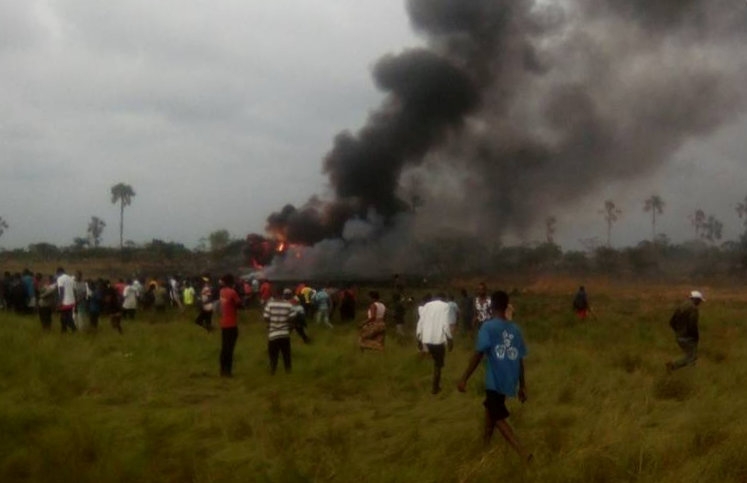 صورة تظهر اثار تحطم طائرة الشحن العسكرية في كينشاسا (رويترز)