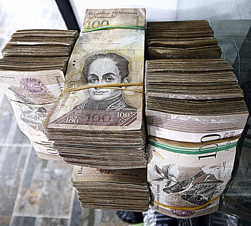 فنزويلا تعلن سحب أكبر فئة من الأوراق المالية من التداول
