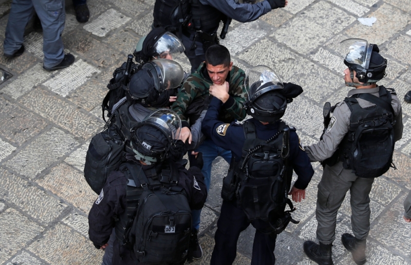 قوات الاحتلال الاسرائيلية تعتقل 5 فلسطينيين من بلدة وسط القدس
