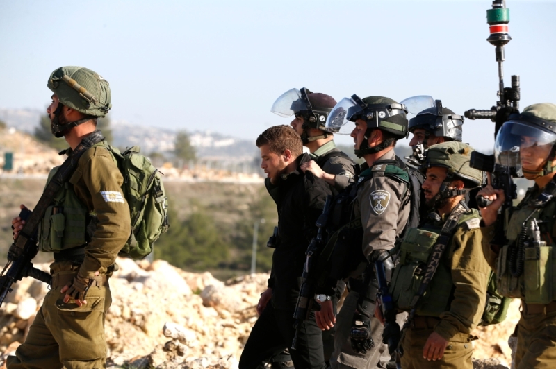 قوات الاحتلال تعتقل 15 فلسطينيًا من الضفة الغربية

