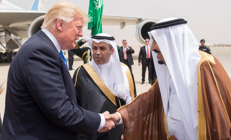 الرئيس الأمريكي يصل الرياض ، وخادم الحرمين الشريفين في مقدمة مستقبليه
