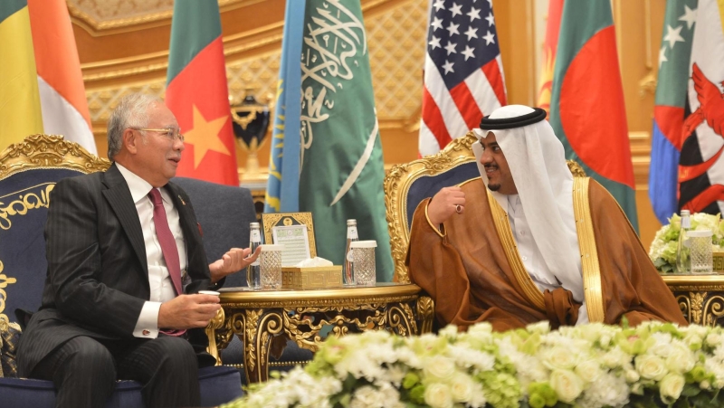  رئيس الوزراء الماليزي يصل إلى الرياض