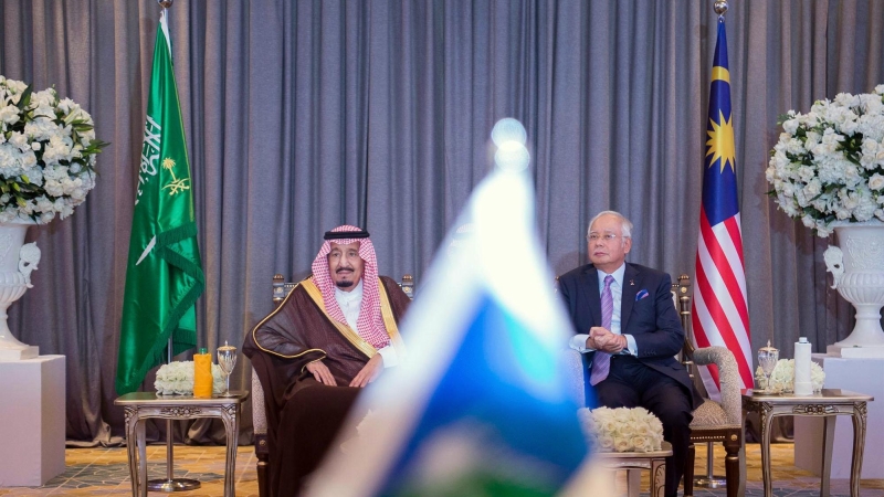 الملك ورئيس وزراء ماليزيا يشرفان حفل توقيع اتفاقية شراء حصة بين أرامكو السعودية وبتروناس الماليزية
