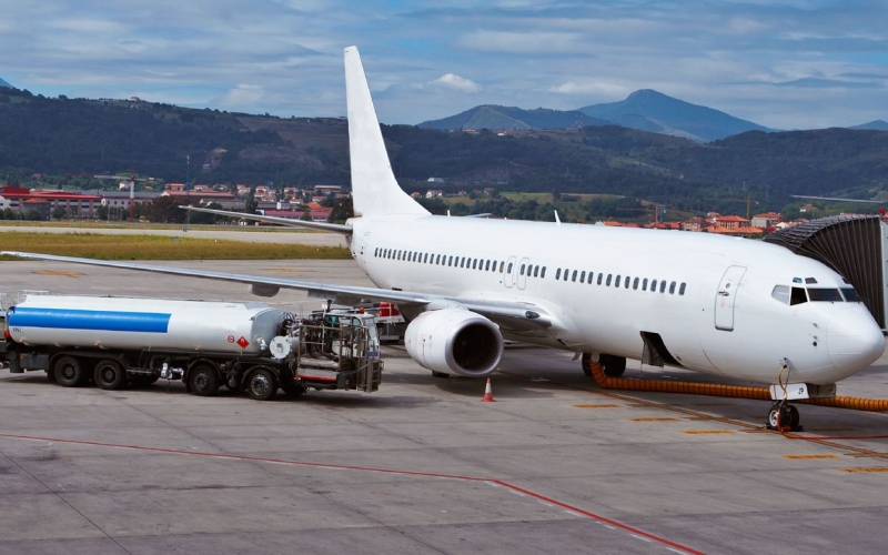 خبراء طيران لـ اليوم: تخفيض أسعار وقود الطائرات يحفّز شركات أجنبية للعمل في المطارات الداخلية ويخفّض أسعار التذاكر

