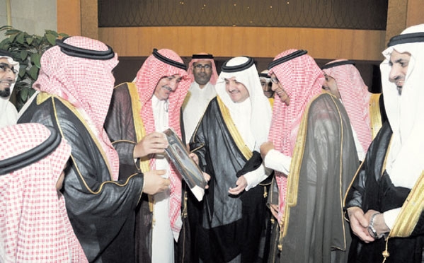 الأمير سعود يتسلم هدية من المشاركين ببرنامج «ديرتنا أجمل»