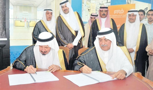 د. إبراهيم العساف وعبدالله الفوزان لحظة توقيع اتفاقية تنفيذ مشروع البنى التحتية