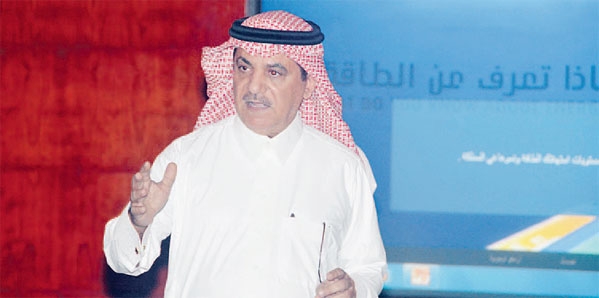 مدير شؤون أرامكو السعودية بالمنطقة الوسطى متحدثا بالمؤتمر الصحفي