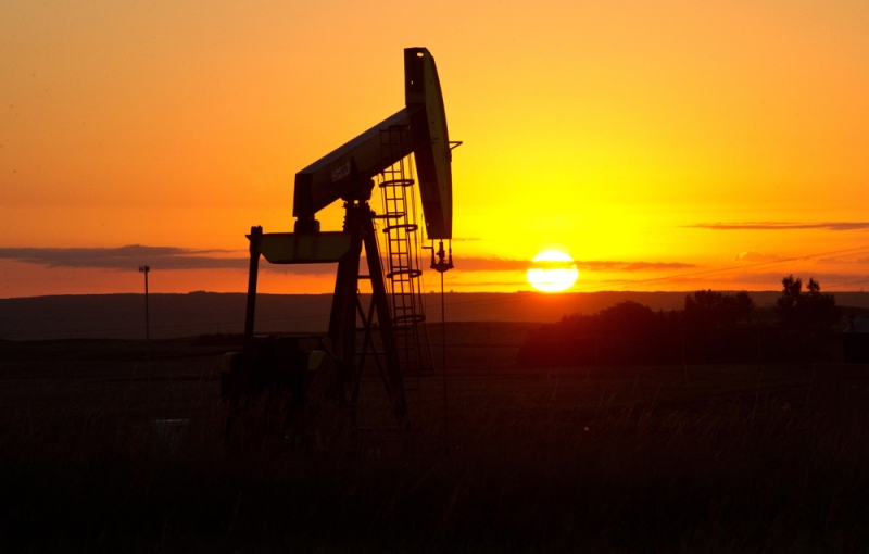صعود النفط مع تراجع الدولار وتوقعات بزيادة كبيرة للمخزونات
