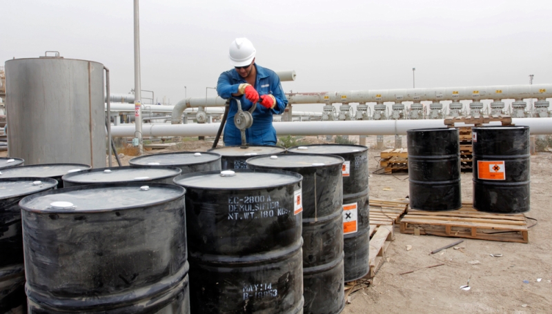 النفط يتراجع بعد صعوده لأعلى مستوى في 2015
