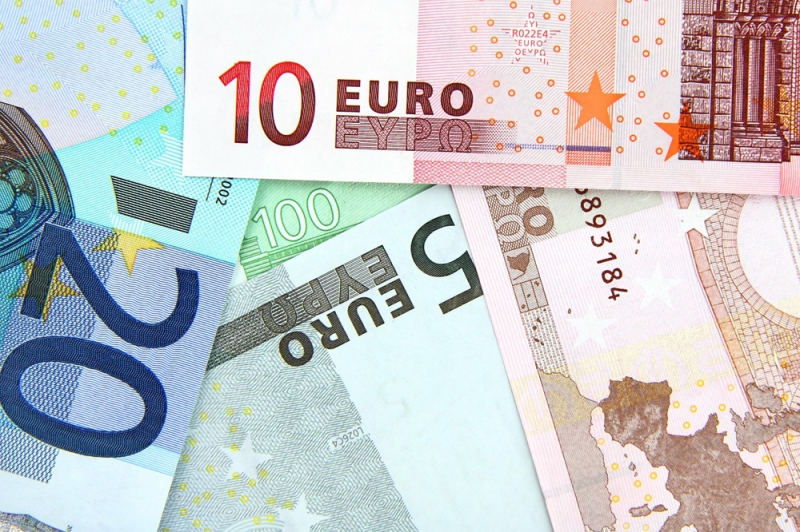 اليورو ينخفض مع تزايد آمال التحفيز بعد تصريحات المركزي الأوروبي