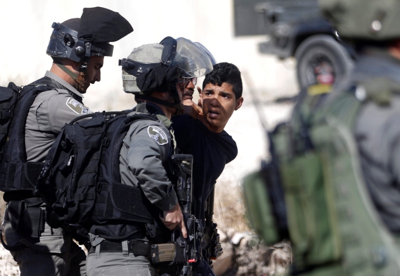 قوات الاحتلال تعتقل 4 فلسطينيين من الخليل
