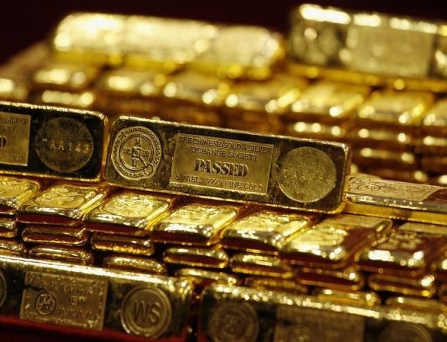 الذهب يقلص خسارته مع تراجع الدولار