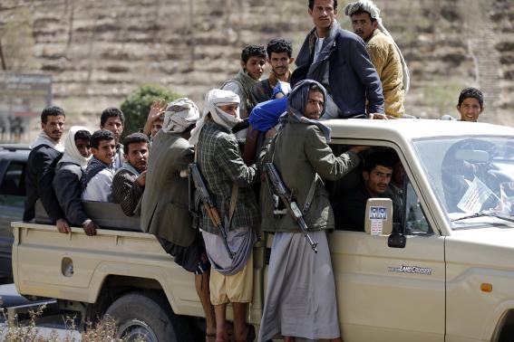 مقاتلين حوثيين يستقلون إحدى العربات في صنعاء (رويترز - أرشيف) 