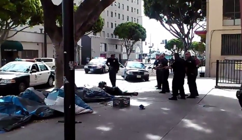 لقطة من فيديو قتل المتشرد من قبل الشرطة