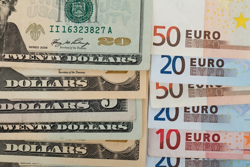 الدولار يهبط بشدة أمام اليورو مع ارتفاع عوائد السندات الأوروبية
