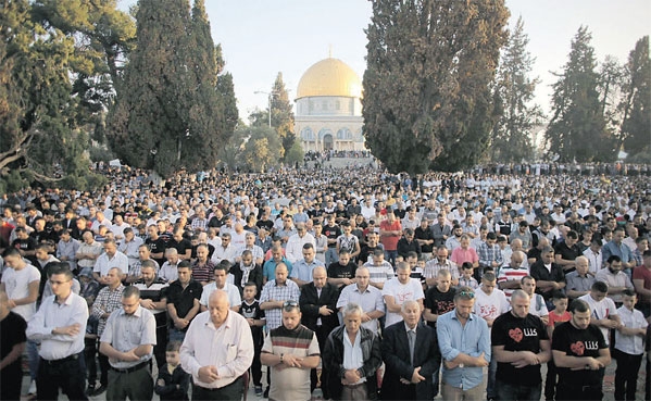 فلسطينيون يؤدون صلاة العيد في المسجد الأقصى
